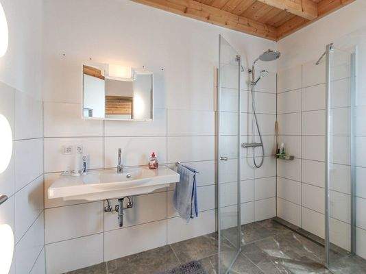 Tageslichtbad mit bodentiefer Dusche