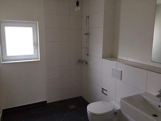 Bad inkl. Duschkabine aus Glas