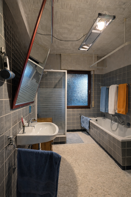 EG Badezimmer mit Wanne + Dusche