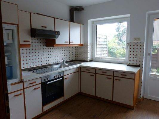 Küche mit gepflegter Einbauküche und Terrassenzugang