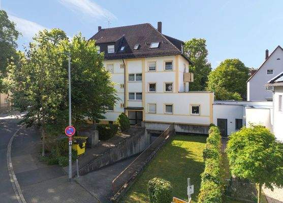 Außenansicht mit Zufahrt Tiefgarage