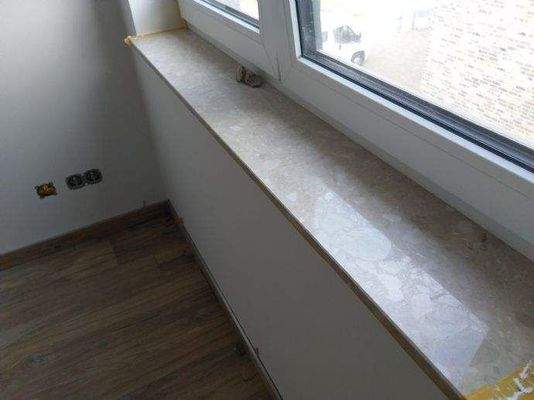 Steinfensterbank in Marmoroptik