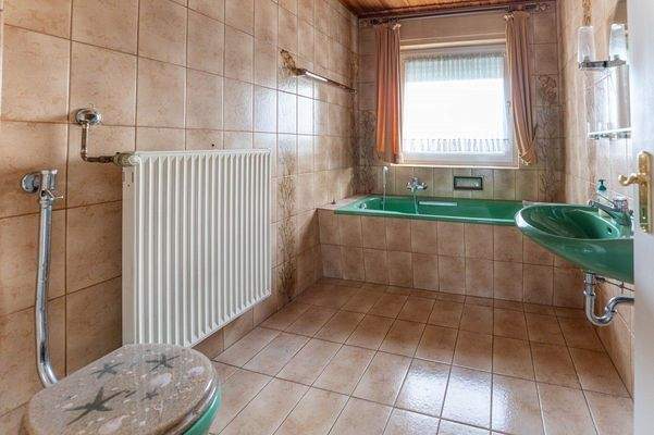 Wannenbad mit Fenster 1. OG