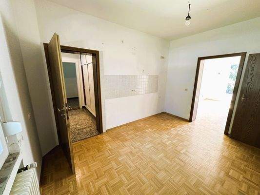 Küche und Speisekammer EG