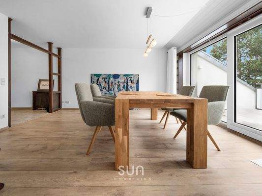 Lichtdurchflutetes Wohnzimmer 