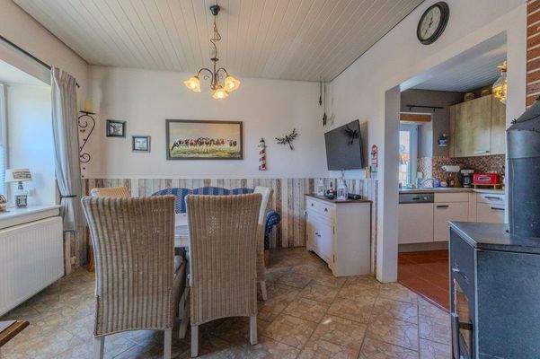 Wohn-Esszimmer mit Kamin