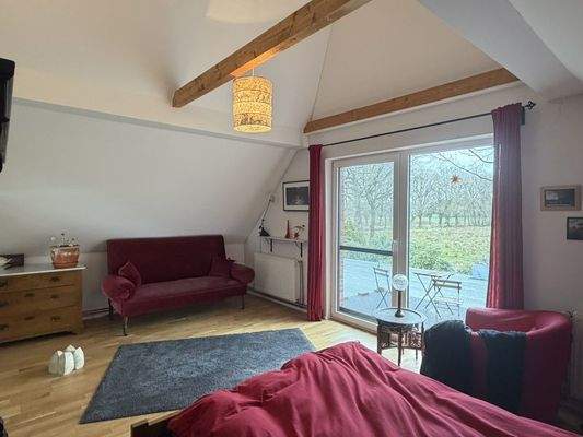 gemütliches Schlafzimmer mit Blick ins Grüne (1)