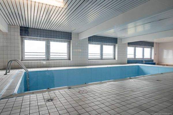 Hallenschwimmbad im 31.  OG