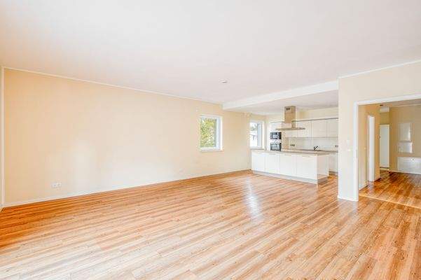 Großzügiges Wohnzimmer mit offener Einbauküche