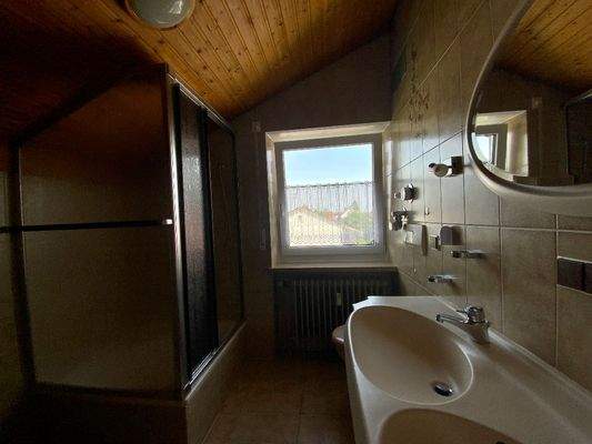Badezimmer mit Dusche