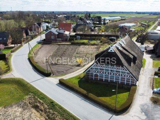 Drohnenaufnahme Bauernhaus mit Gartenbereich