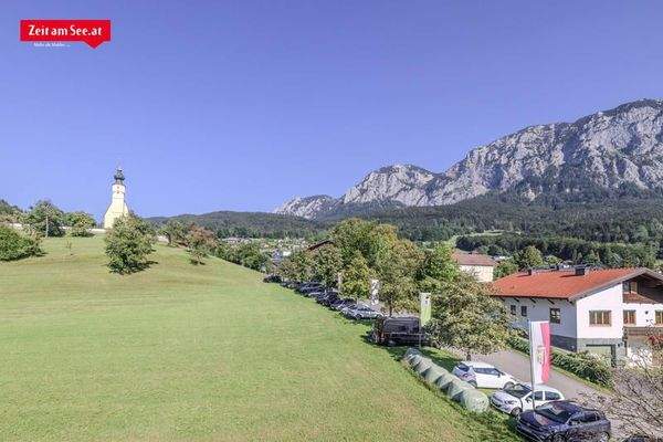 Blick zur Kirche mit Gebirge