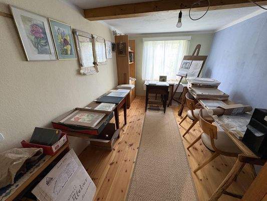 Auch alte Malkunst passt in dieses Haus