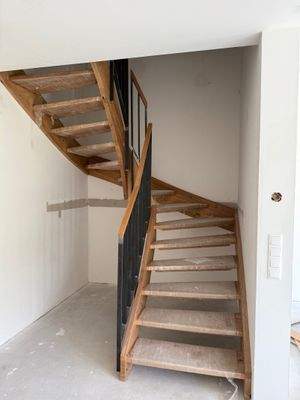 Holz-Treppe mit Geländer