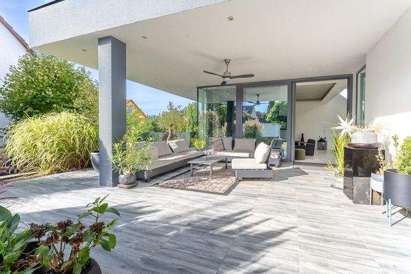 Terrasse mit Blick zum Wohnbereich