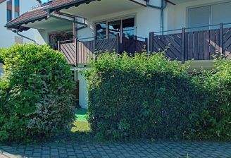 Der linke Balkon gehört zur Wohnung