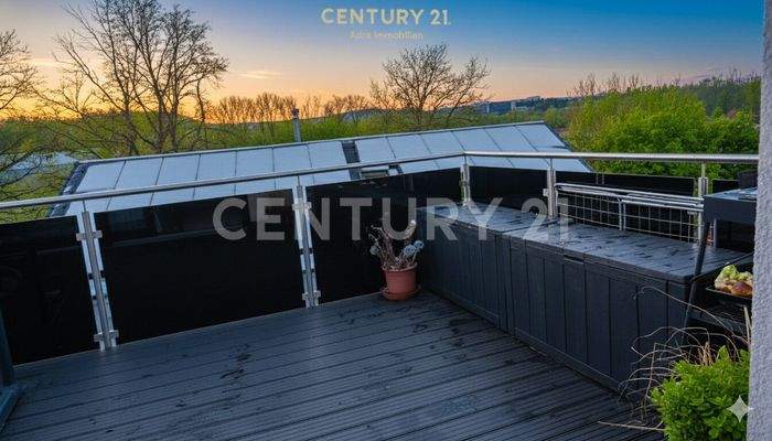 Balkon mit Glasgeländer und Abendsonne