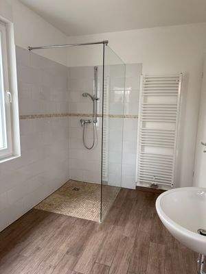 Bad (Blick zur Dusche)