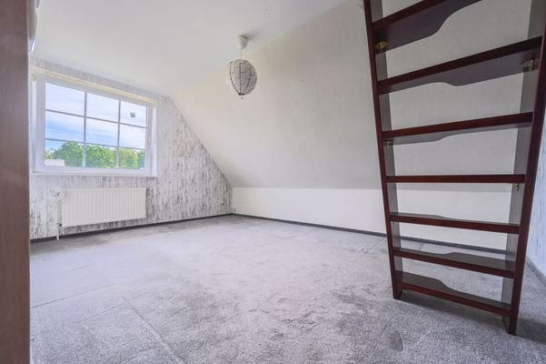 Kinderzimmer mit Aufgang Spitzboden