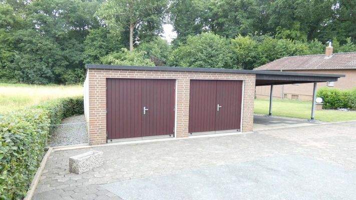 Garagen und großer Carport