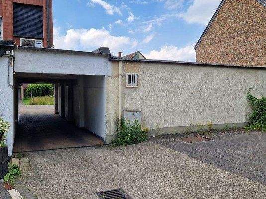 Rückseite Strassengebäude Flachdach