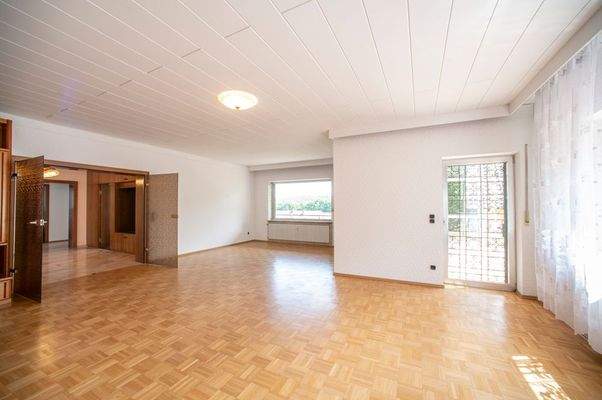 hell und großzügig der Wohnbereich mit Balkon EG 