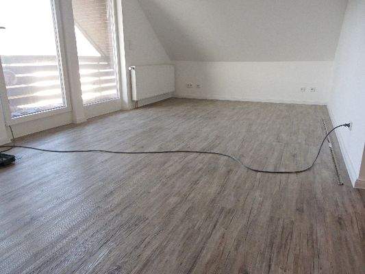 großes Wohnzimmer mit Balkon 