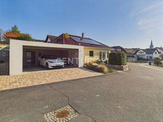 Außenansicht mit Garage