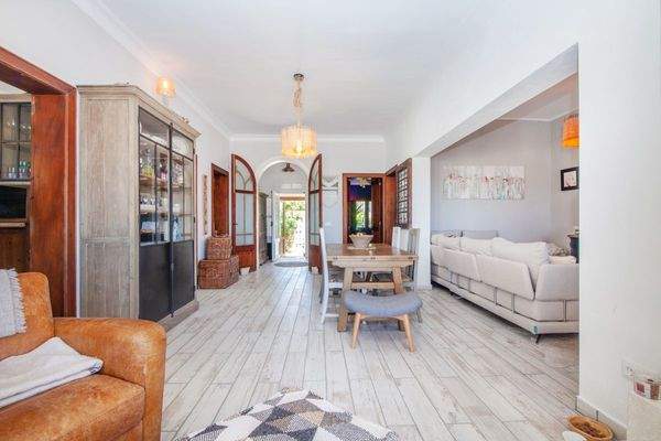 Lichtdurchfluteter Wohn- und Essbereich