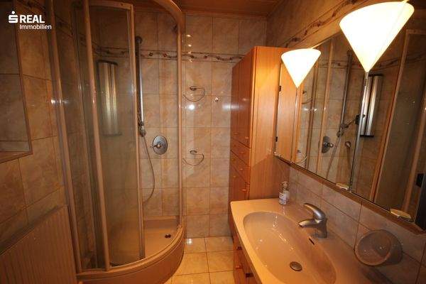Badezimmer mit Dusche