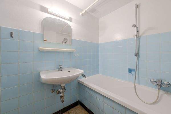 Bad mit Wanne und WC