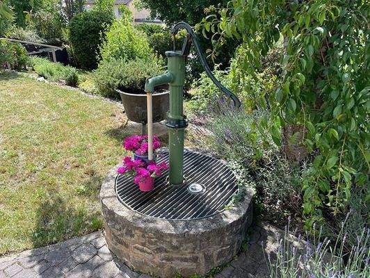 Zisternenbrunnen vor der Terrasse unten