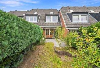 Blick aus dem Garten auf das Haus