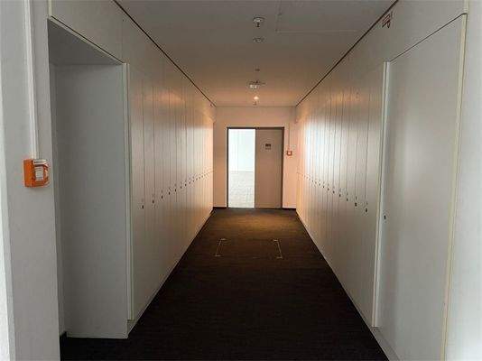 Flur zugang zur küche sowie WC