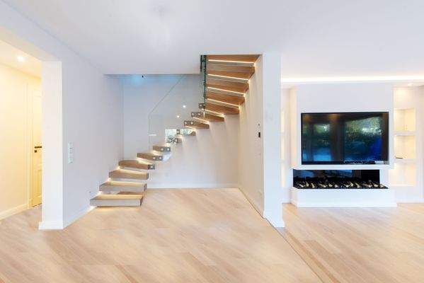 Treppe und Wohnzimmer