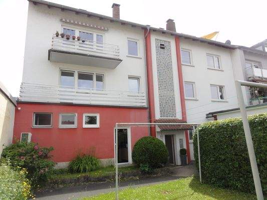 Westseite mit Wohnungseingang und Garten