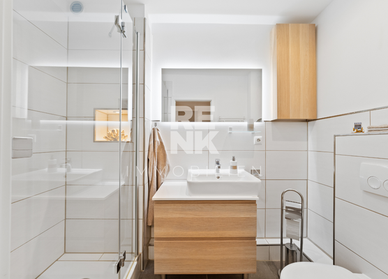 Badezimmer mit Dusche und WC