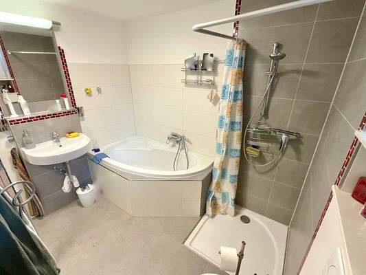 Bad mit Fenster, Wanne und Dusche