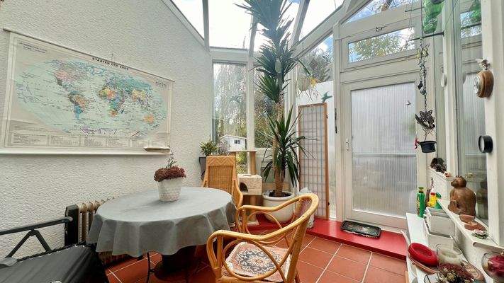 Wintergarten mit Zugang Terrasse und Gartenbereich
