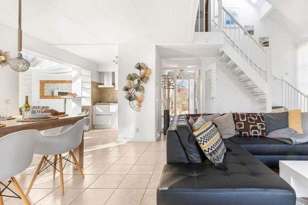 Wohnbereich mit offener Treppe