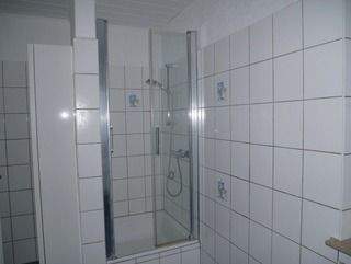 Mit Dusche und Badewanne