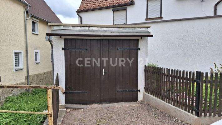 Garage mit zusätzlichem Stellplatz