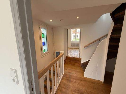 Hochwertig renovierter Flur im ersten Stock