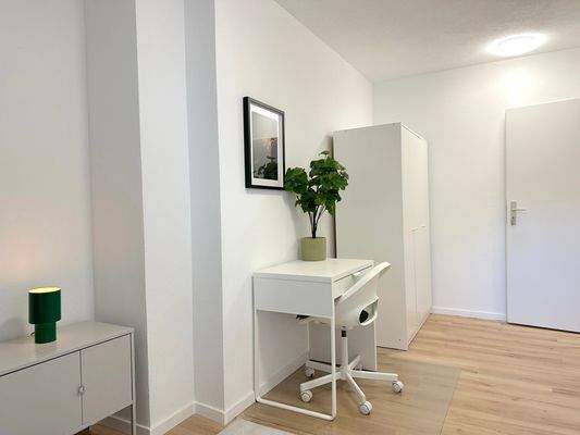 Helles Zimmer mit Möbeln