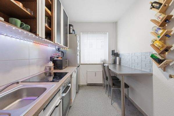 Moderne Küche mit kleinem Essbereich