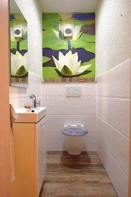 EG: separates WC, WT mit Unterschrank und Spiegel 