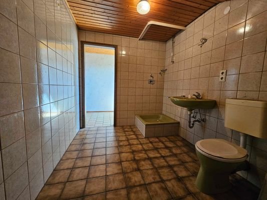 Bad mit Dusche im DG