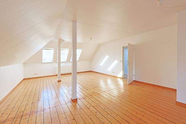 Ausgebaute Bodenfläche mit vielen Fenstern