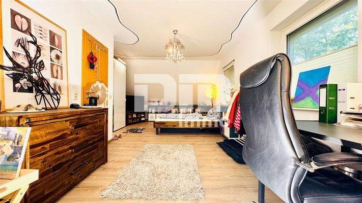 OG / DG Schlafzimmer groß