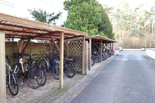 Überdachte Fahrrad-Stellplätze